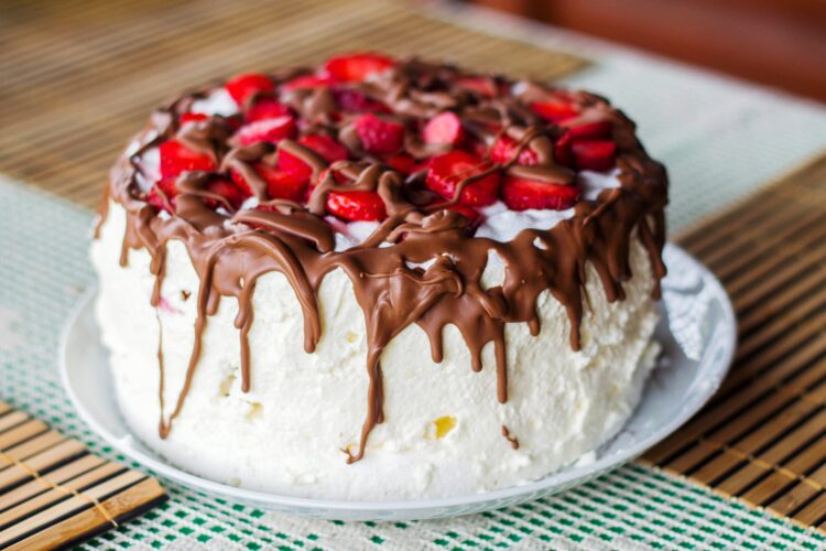 Tort bezowy z bitą śmietaną, truskawkami oraz polewą czekoladową, idealny na Dzień Dziecka!